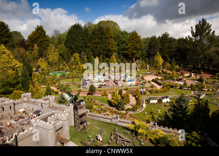 Royaume-uni, Angleterre, Torquay, Devon, Parc Miniature Babbacombe Model Village, éclipsé par les visiteurs du site d'échelle Banque D'Images