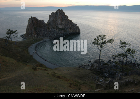 Cap Burkhan aussi connu comme le chaman Rock sur l'île d'Olkhon sur le lac Baïkal, Sibérie, Russie. Banque D'Images