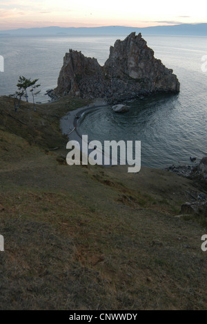 Cap Burkhan aussi connu comme le chaman Rock sur l'île d'Olkhon sur le lac Baïkal, Sibérie, Russie. Banque D'Images