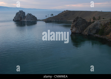 Cap Burkhan aussi connu comme le chaman Rock sur l'île d'Olkhon sur le lac Baïkal, Sibérie, Russie. Banque D'Images