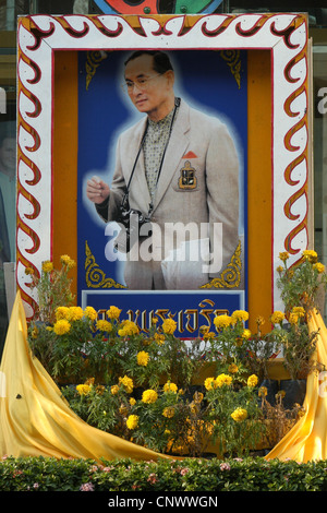 Portrait du Roi Rama IX de la Thaïlande avec un appareil photo à Bangkok, Thaïlande. Banque D'Images