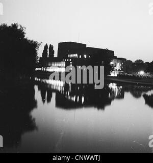 Image historique de1960s du Shakespeare Theatre sur la rivière Avon, célébrer le célèbre dramaturge anglais élisabéthain. Banque D'Images