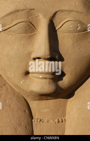 Hathor déesse égyptienne antique. Capital dans le Temple ptolémaïque d'Hathor à Dendérah, l'Égypte. Banque D'Images