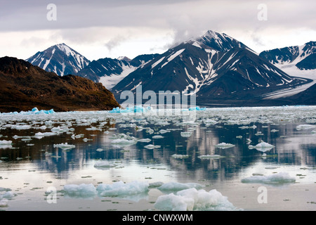 Kingsbay (Kongsfjorden) recouvert d'icebergs, la Norvège, Svalbard, Kongsfjorden Banque D'Images