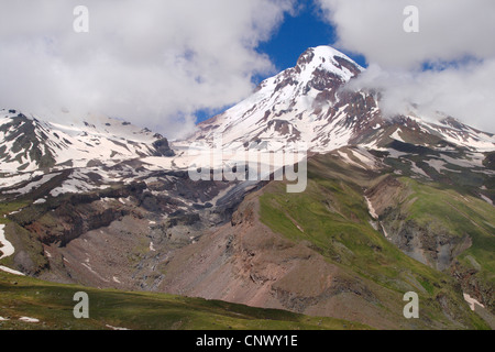 Le mont Kazbek (5047 m) avec glacier dans le Grand Caucase, Georgien , Caucase Banque D'Images