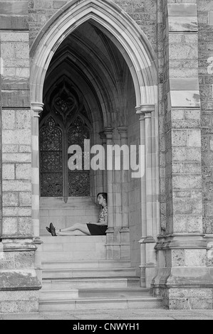 Jolie dix-sept ans, assis et écouter de la musique, Bryn Athyn cathédrale , Quartier historique , PA, Pennsylvanie, USA Banque D'Images