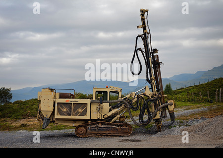 Machine pour la rectification et le forage de la pierre dans la construction d'une route dans la région de Cantabria, Espagne, Europe Banque D'Images