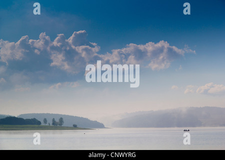 Lac avec voile de brume du matin déblayer, Allemagne, Saxe, Vogtland, Talsperre Poehl Banque D'Images