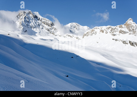 Un groupe de pistes de randonnée dans le Parc National du Grand Paradis Italie Banque D'Images