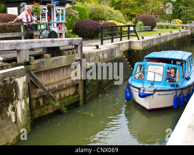 Un croiseur à moteur passant par Buscot Lock, le plus petit sur la Tamise à Buscot Weir, Oxfordshire, England, UK Banque D'Images