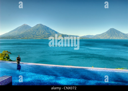 Vue du lac Atitlan et Atitlan, Toliman et San Pedro les volcans de la villa à l'hôtel Casa Palopo. Banque D'Images