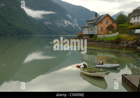 Maison en bois et de bateaux dans Fjearlandfjord, Norvège Banque D'Images