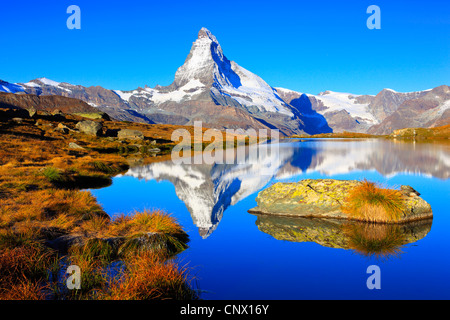 Vue d'un lac de montagne au Matterhorn sous ciel bleu clair, Suisse, Valais Banque D'Images