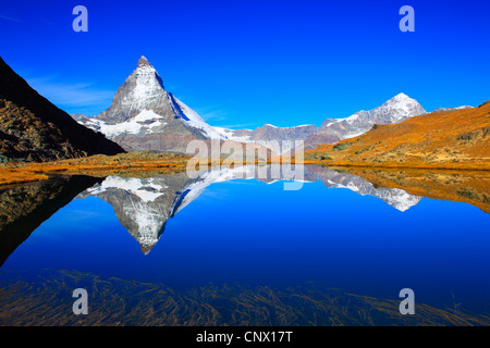 Vue d'un lac de montagne au Matterhorn sous ciel bleu clair, Suisse, Valais Banque D'Images