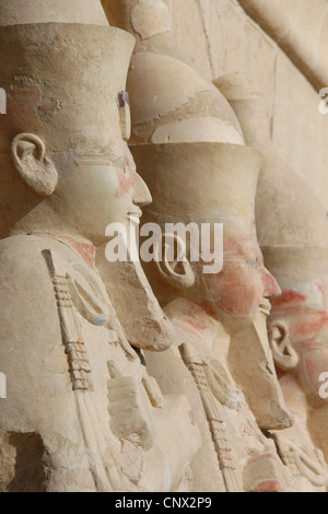 La reine Hatshepsout. Statues colossales dans le temple funéraire de la Reine Hatshepsout à Deir el-Bahari, près de Louxor, Egypte. Banque D'Images