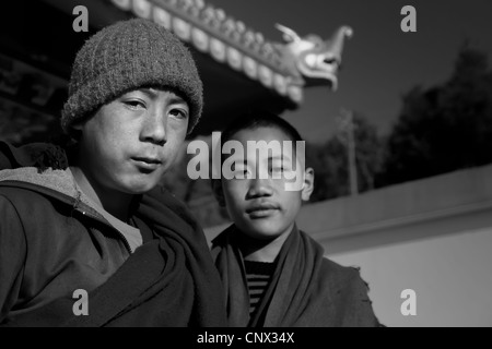 Jeunes moines en face d'un monastère à Bomdila, de l'Arunachal Pradesh, Inde Banque D'Images