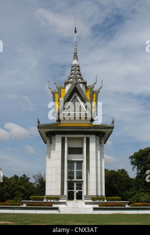 Temple à la mémoire de victimes du régime Khmer Rouge à ces champs de la Mort de Choeung Ek près de Phnom Penh, Cambodge. Banque D'Images