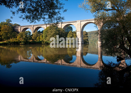 Viaduc sur la rivière Ruhr, Allemagne, Rhénanie du Nord-Westphalie, Ruhr, Herdecke Banque D'Images