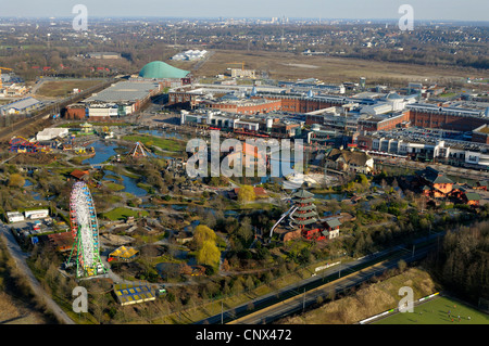 Vue du gazomètre de Oberhausen CentrO, centro park dans le foregrund, Allemagne, Rhénanie du Nord-Westphalie, Ruhr, Oberhausen Banque D'Images