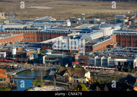 Vue du gazomètre de Oberhausen CentrO, centro, promenade dans le foregrund, Allemagne, Rhénanie du Nord-Westphalie, Ruhr, Oberhausen Banque D'Images