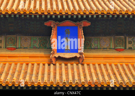 Panneau avec devise au-dessus de l'entrée de la salle de l'harmonie suprême dans la Cité Interdite, Pékin, Chine Banque D'Images