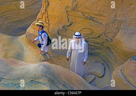 Guide bédouin et touristiques dans un canyon étroit au désert du Sinaï, Égypte, Sinaï Banque D'Images