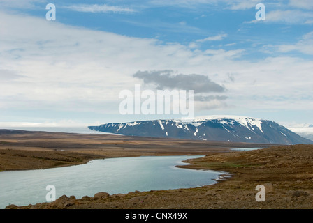 Vue sur vaste plaine avec peu de montagnes, lac Glacier Glacier et Langjoekull dans le bachground, Islande Banque D'Images