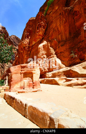 Montagnes et ancien sanctuaire nabatéenne à Pétra, Jordanie ville Banque D'Images