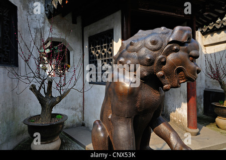 Statue de bronze coulé un temple guardian ou chien-lion, jardins de YuYuan, Shanghai, Chine Banque D'Images