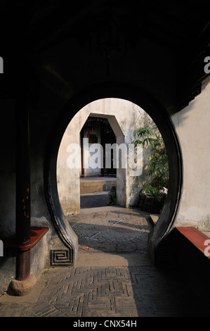 Moongate dans un coin tranquille de jardins de YuYuan, Shanghai, Chine Banque D'Images