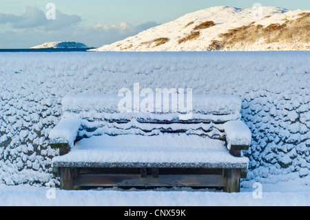 Banc de neige sur le mur du port, village Lochinver, Sutherland, Highlands écossais en hiver Banque D'Images