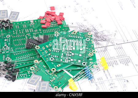 Circuits imprimés et composants électroniques, avec des schémas en arrière-plan Banque D'Images