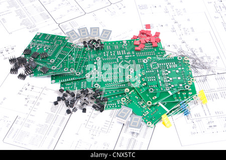 Circuits imprimés et composants électroniques, avec des schémas en arrière-plan Banque D'Images