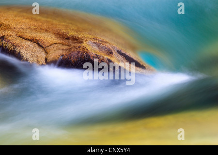 Rock dans la rivière qui traverse la Verzasca Valle Verzasca, Suisse, Tessin, Verzascatal Banque D'Images