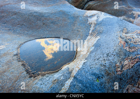 Flaque avec réflexion du ciel dans un rocher dans la rivière qui traverse la Verzasca Valle Verzasca, Suisse, Tessin, Verzascatal Banque D'Images