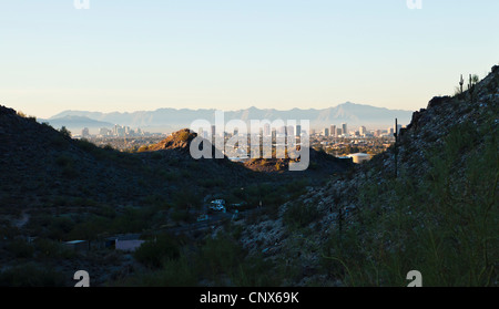 Une vue sur le centre-ville de Phoenix, Arizona voir de Piestewa Peak Mountain Park. Banque D'Images