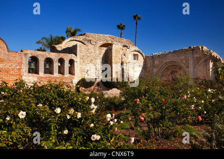 La mission de San Juan Capistrano Ruines de l'Église Jardin Rose Californie Banque D'Images