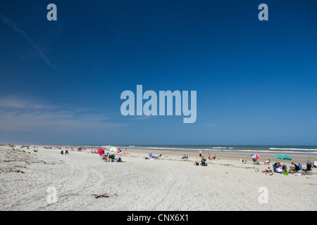 Les personnes bénéficiant d'une journée ensoleillée sur la plage à Anastasia State Park - Saint Augustin - Floride Banque D'Images