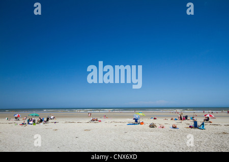 Les personnes bénéficiant d'une journée ensoleillée sur la plage à Anastasia State Park - Saint Augustin - Floride Banque D'Images