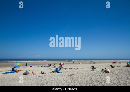 Les personnes bénéficiant d'une journée ensoleillée sur la plage à Anastasia State Park - Saint Augustin - Floride Banque D'Images