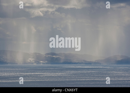 Pluie sur la mer, la Norvège, la Norvège, l'île de Varanger, Ekkeroy Banque D'Images