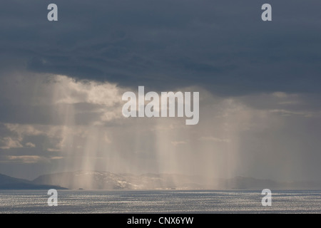 Pluie sur la mer, la Norvège, la Norvège, l'île de Varanger, Ekkeroy Banque D'Images