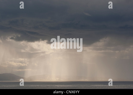 Pluie sur la mer, la Norvège, la Norvège, l'île de Varanger, Ekkeroy Banque D'Images