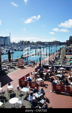 Restaurants en plein air de Sovereign Harbour, Eastbourne, East Sussex, Angleterre, Royaume-Uni Banque D'Images