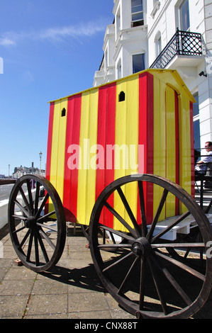 Baignade à l'extérieur de la machine de l'époque victorienne, l'hôtel Langham Royal Parade, Eastbourne, East Sussex, Angleterre, Royaume-Uni Banque D'Images