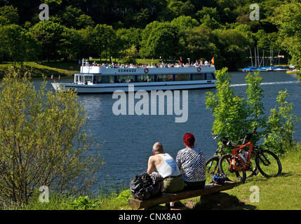 Copule aîné assis sur un banc au bord du lac Kemnader Kemnade, Voir, regarder un bateau d'excursion, l'Allemagne, en Rhénanie du Nord-Westphalie, Ruhr, Witten Banque D'Images