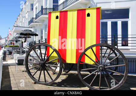 Baignade à l'extérieur de la machine de l'époque victorienne, l'hôtel Langham Royal Parade, Eastbourne, East Sussex, Angleterre, Royaume-Uni Banque D'Images