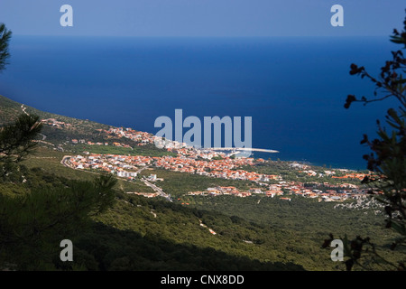 Vue panoramique sur la ville côtière de l'extérieur de la colline, l'Italie, Sardaigne, Golfo di Orosei, Cala Gonone Banque D'Images