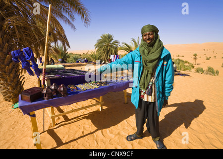 Commerçant touareg Vente de souvenirs à l'oasis Um El Ma dans le désert de Libye, Libye Banque D'Images