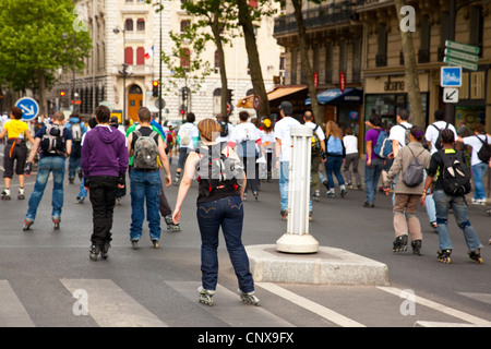 Patin en ligne et patins à roulettes en se déplaçant dans les rues de Paris un dimanche après-midi Banque D'Images